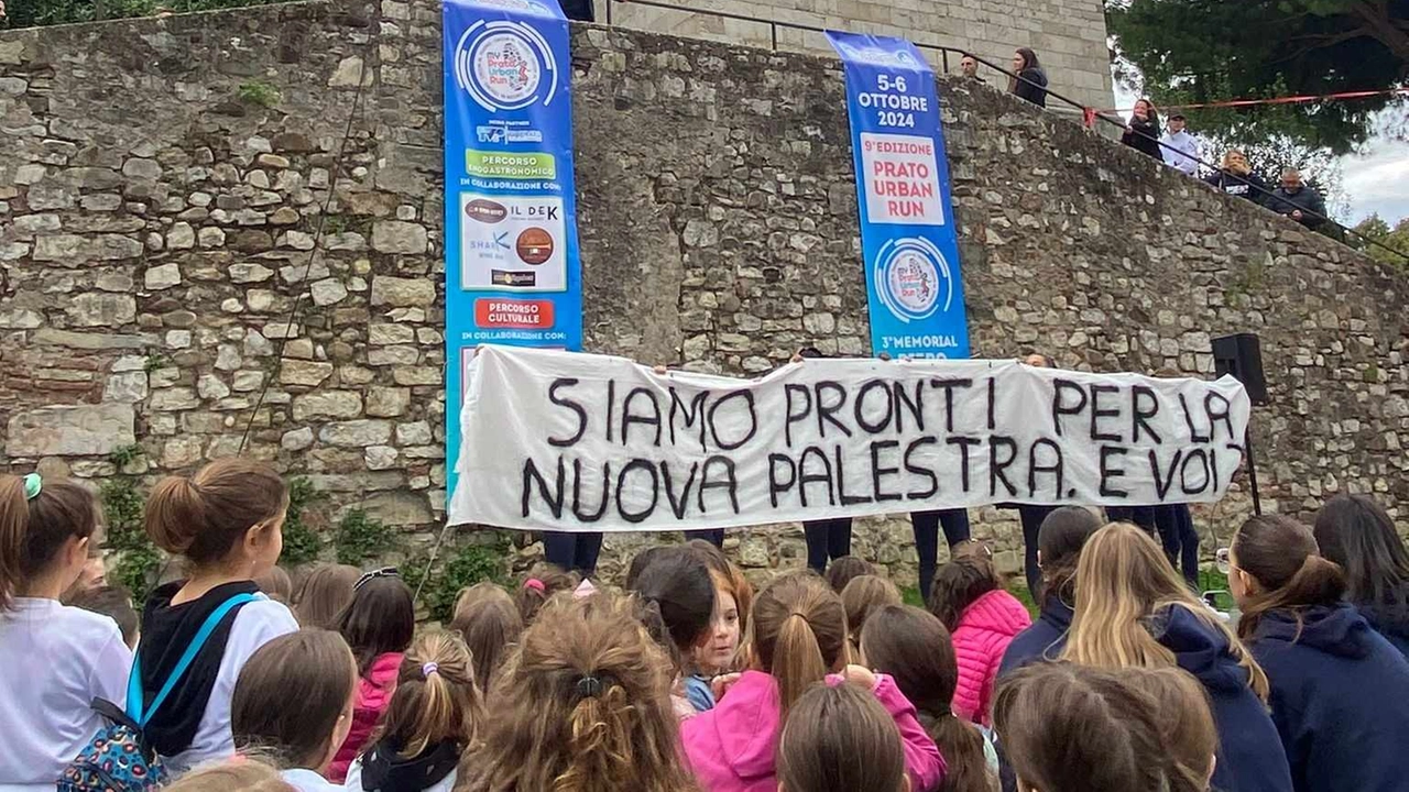 Le tesserate e i tesserati del club Arcobaleno hanno compiuto il tragitto dalla stazione del Serraglio a piazza delle Carceri esibendo uno striscione per chiedere conto della situazione attuale della nuova infrastruttura annunciata per la prima volta nel pre-Covid Le tesserate e i tesserati del club Arcobaleno hanno compiuto il tragitto dalla stazione del Serraglio a piazza delle Carceri esibendo uno striscione per chiedere conto della situazione attuale della nuova infrastruttura annunciata per la prima volta nel pre-Covid