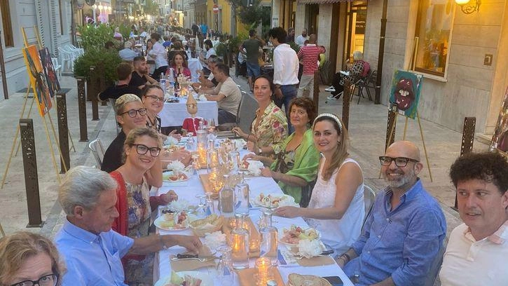 Torna il classico appuntamento pre-Ferragosto con la cena organizzata dagli albergatori di Montecatini Torna il classico appuntamento pre-Ferragosto con la cena organizzata dagli albergatori di Montecatini