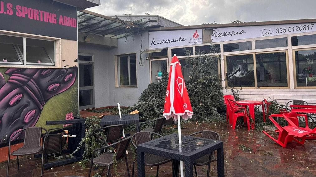 L’albero è caduto sulla pizzeria di Badia, molto frequentata dai cittadini della zona L’albero è caduto sulla pizzeria di Badia, molto frequentata dai cittadini della zona