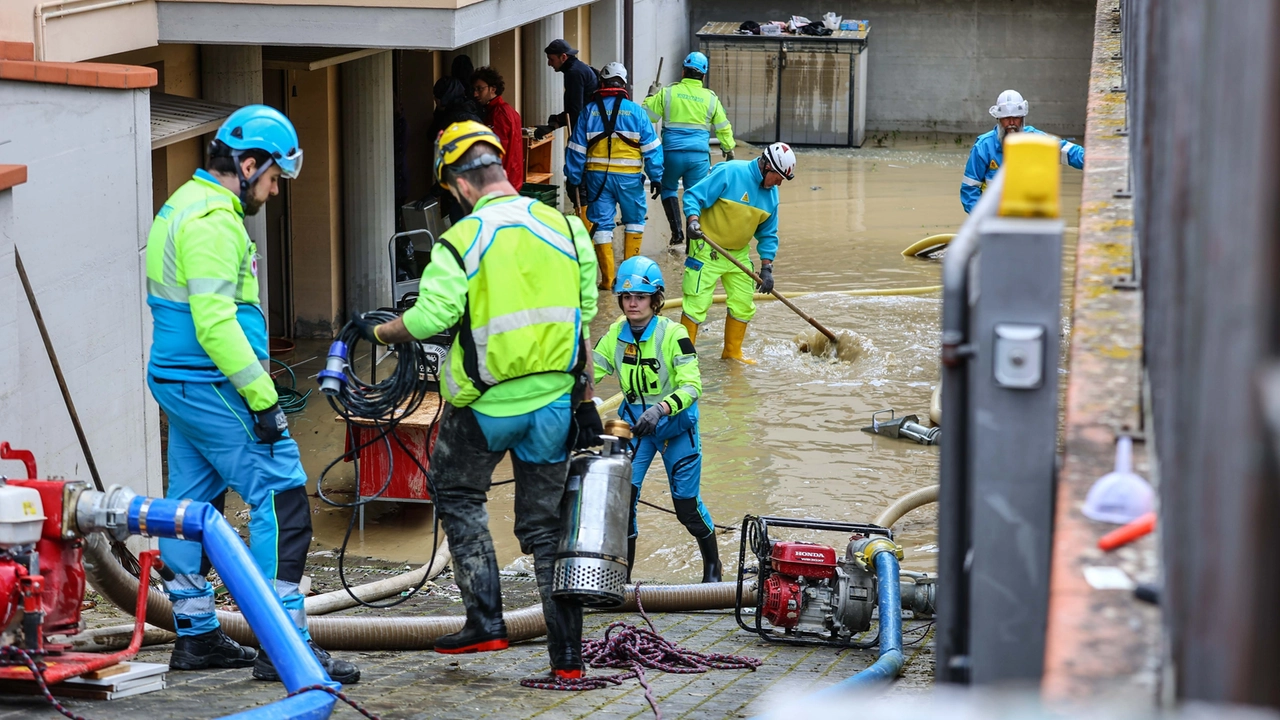 Al lavoro per liberare garage e scantinati dall’acqua (Gasperini/Germogli) Al lavoro per liberare garage e scantinati dall’acqua (Gasperini/Germogli)