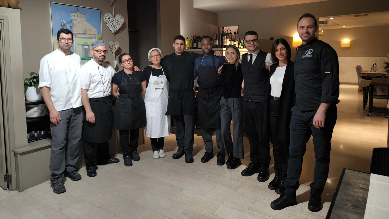 Lo staff de ’Il Capriolo’ con il titolare Tommaso Gei. Nella foto sotto uno scatto di Gianni Morandi al ristorante di via Roma