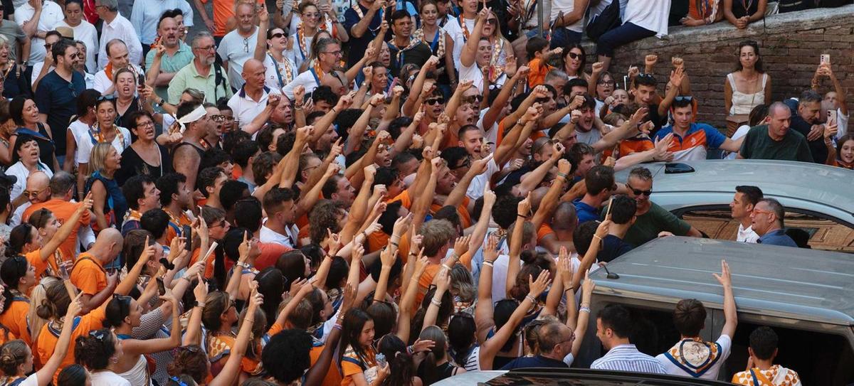 https://www.lanazione.it/image-service/view/acePublic/alias/contentid/Yjc5ZTA2OTQtNThiZC00/0/tittia-accolto-da-tutti-con-le-lacrime-agli-occhi-ma-resta-un-palio-aperto.jpeg?f=1.91:1&w=1200