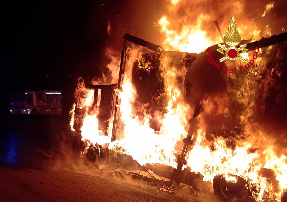 notte di emergenze a calenzano camion si ribalta in a1 tir carico di carta prende fuoco