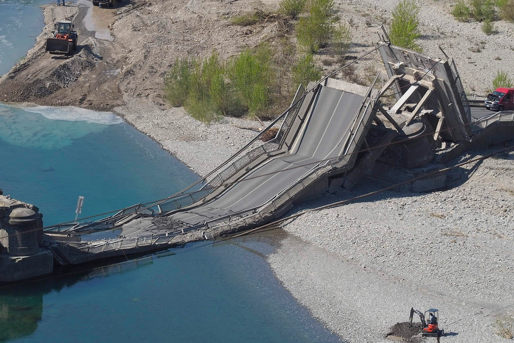 Il ponte crollato ad Albiano nel 2020 (foto Pasquali)