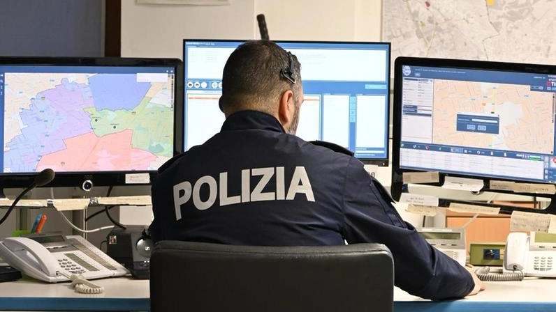 Il 28enne ha contattato il commissariato quando il truffatore gli ha chiesto denaro per la seconda volta, consentendo agli agenti di identificarlo e denunciarlo Il 28enne ha contattato il commissariato quando il truffatore gli ha chiesto denaro per la seconda volta, consentendo agli agenti di identificarlo e denunciarlo