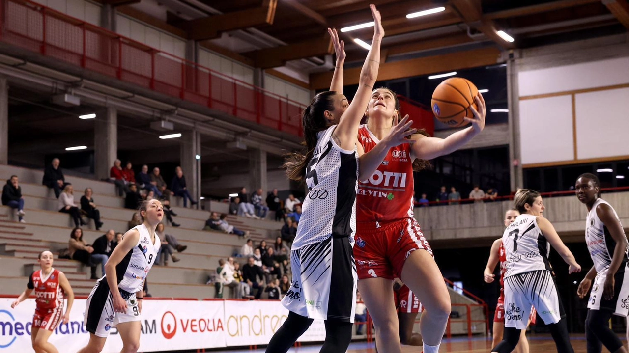 La biancorossa Silvia Colognesi, immortalata mentre va a canestro nella vittoria di La Spezia La biancorossa Silvia Colognesi, immortalata mentre va a canestro nella vittoria di La Spezia