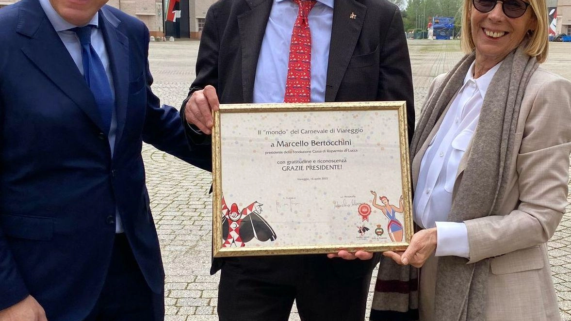 Marcello Bertocchini tra il sindaco Del Ghingaro e la presidente Marialina Marcucci