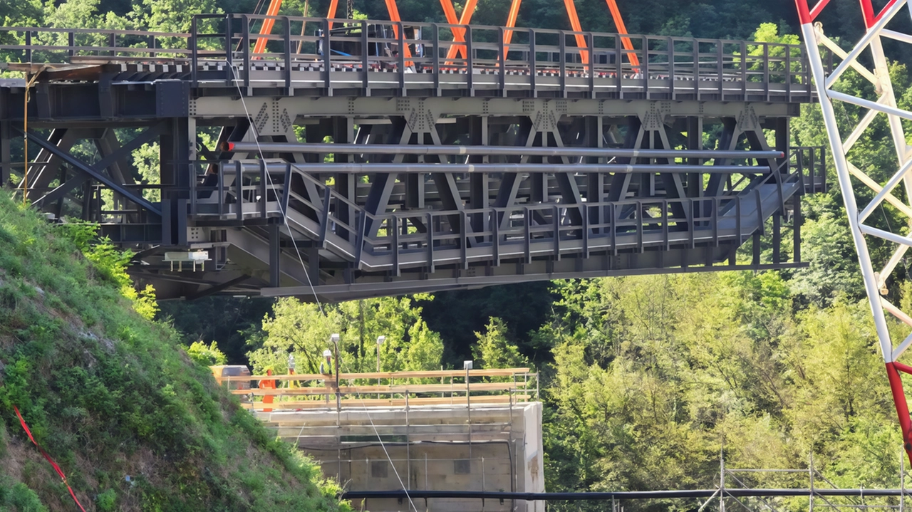 La linea ferroviaria Firenze-Faenza riaprirà tra dieci giorni dopo la sostituzione dei ponti sul fiume Lamone a Marradi. Lavoro complesso e costoso di Rfi per migliorare l'infrastruttura. La linea ferroviaria Firenze-Faenza riaprirà tra dieci giorni dopo la sostituzione dei ponti sul fiume Lamone a Marradi. Lavoro complesso e costoso di Rfi per migliorare l'infrastruttura.