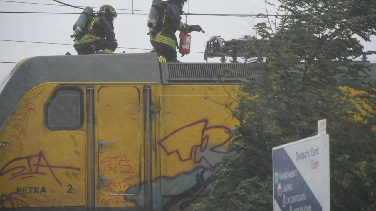 Rapido l’intervento dei Vigili del fuoco. Nessuna conseguenza per i macchinisti