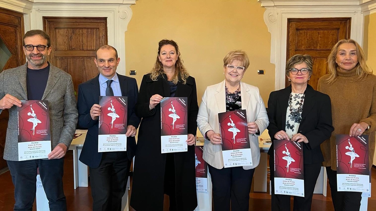 La presentazione di Arte di parole 2025 con al centro il preside Pollini, la sindaca Bugetti, Diana Toccafondi per la Fondazione e gli altri sostenitori La presentazione di Arte di parole 2025 con al centro il preside Pollini, la sindaca Bugetti, Diana Toccafondi per la Fondazione e gli altri sostenitori
