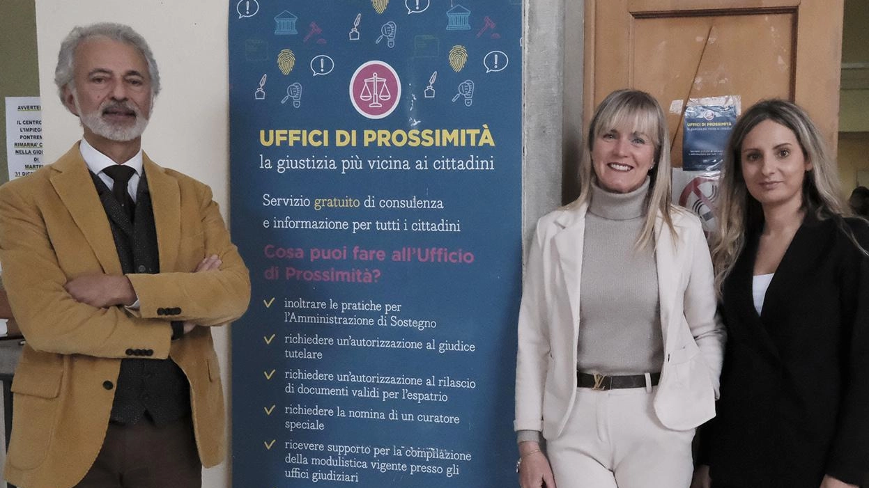 Il giudice di pace Rino Tortorelli. insieme alle funzionarie dell’ufficio di prossimità di Pontremoli. Simona Notari e Giuliana Bucchioni (. foto Pasquali Il giudice di pace Rino Tortorelli. insieme alle funzionarie dell’ufficio di prossimità di Pontremoli. Simona Notari e Giuliana Bucchioni (. foto Pasquali
