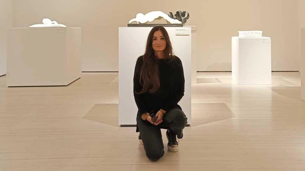 Sopra l’artista Taponecco, sotto la sala con le sue sculture Sopra l’artista Taponecco, sotto la sala con le sue sculture