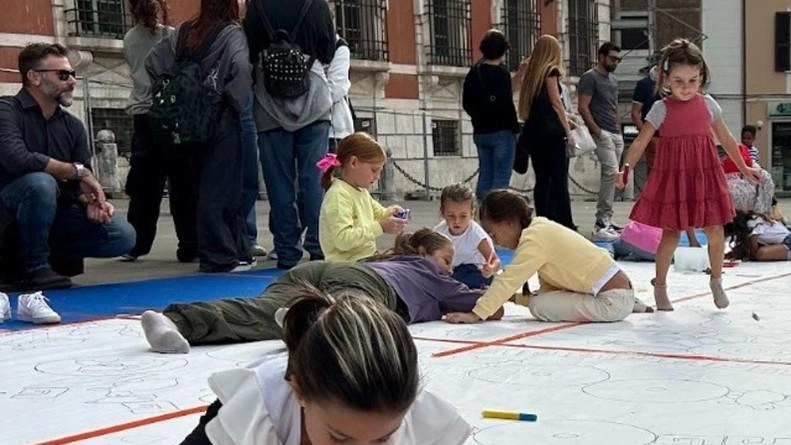 Successo per la rassegna di Fabriano che si è tenuta in piazza Aranci. Tanti bambini hanno impresso su carta la loro immaginazione Successo per la rassegna di Fabriano che si è tenuta in piazza Aranci. Tanti bambini hanno impresso su carta la loro immaginazione