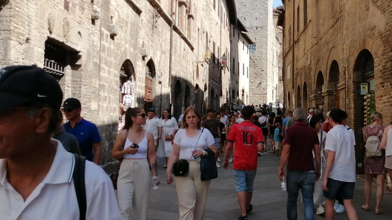 A luglio il numero di prenotazioni a San Gimignano è sempre importante: i visitatori arrivano da tutto il mondo. Cresce anche l’extraalberghiero A luglio il numero di prenotazioni a San Gimignano è sempre importante: i visitatori arrivano da tutto il mondo. Cresce anche l’extraalberghiero