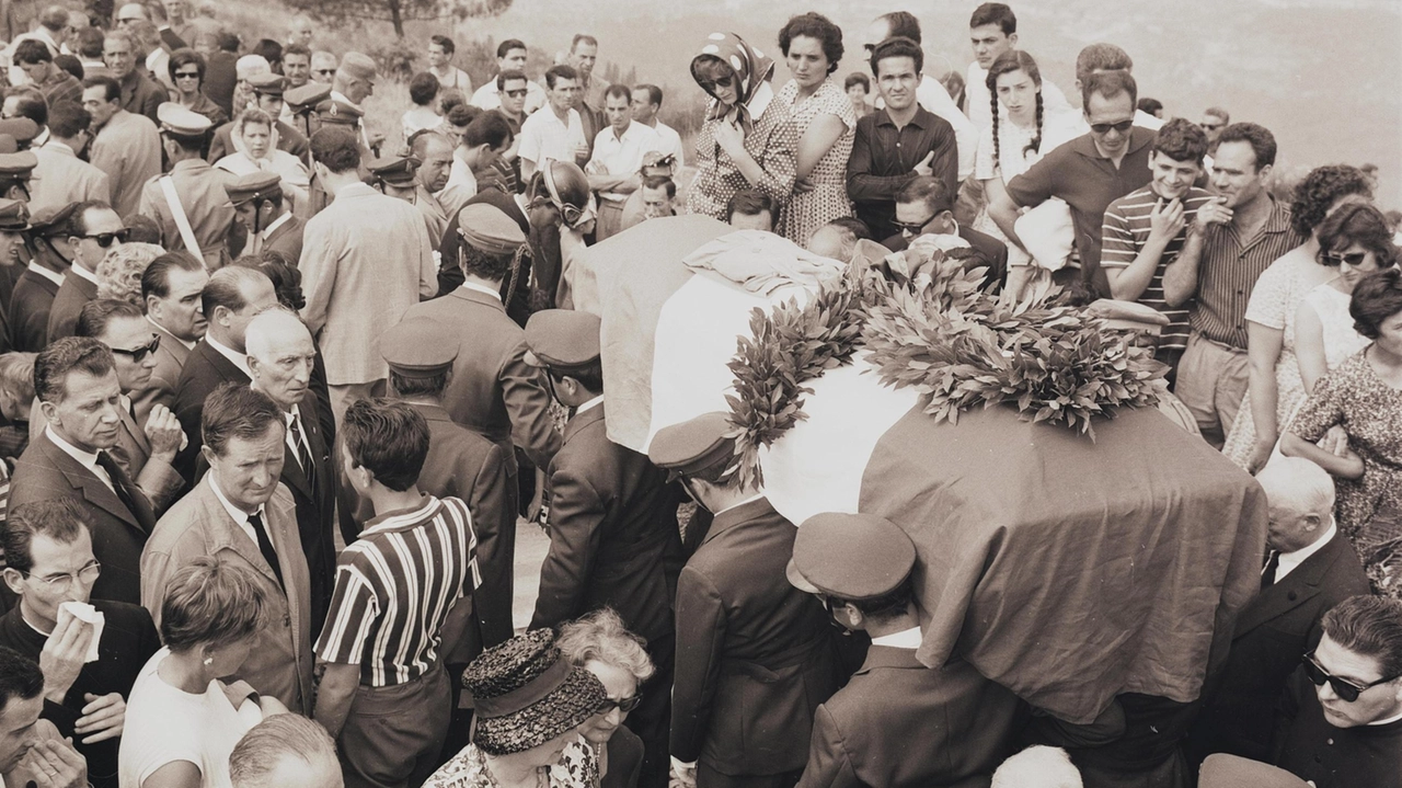 Le fotografie del 19 luglio 1961 raccolte dopo l’appello alla città: da venerdì al 23 agosto un bell’esempio di memoria e cultura condivise. Grazie all’idea di due giovani studiose . Le fotografie del 19 luglio 1961 raccolte dopo l’appello alla città: da venerdì al 23 agosto un bell’esempio di memoria e cultura condivise. Grazie all’idea di due giovani studiose .