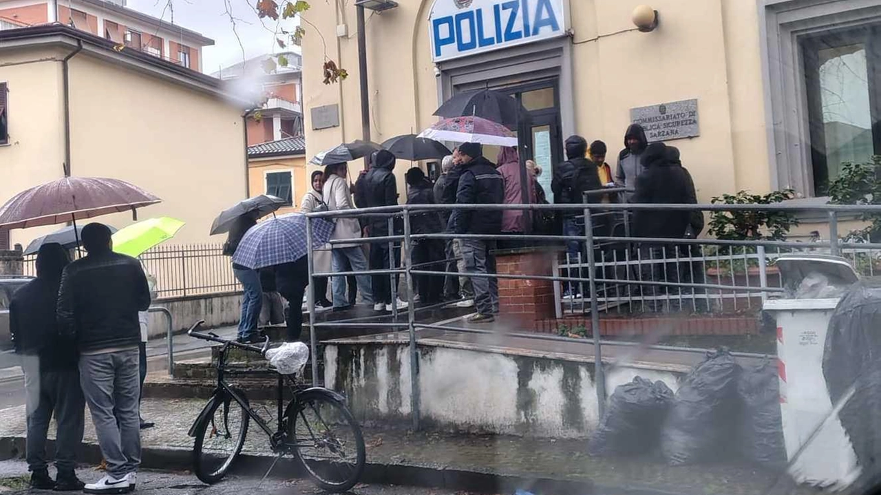 In coda sotto la pioggia per i documenti di competenza del Commissariato In coda sotto la pioggia per i documenti di competenza del Commissariato