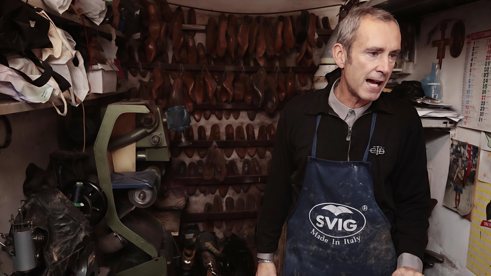 Per Roberto Marchetti, fare il calzolaio non è solo un lavoro, ma anche una passione: la sua bottega è in via Mattioli Per Roberto Marchetti, fare il calzolaio non è solo un lavoro, ma anche una passione: la sua bottega è in via Mattioli