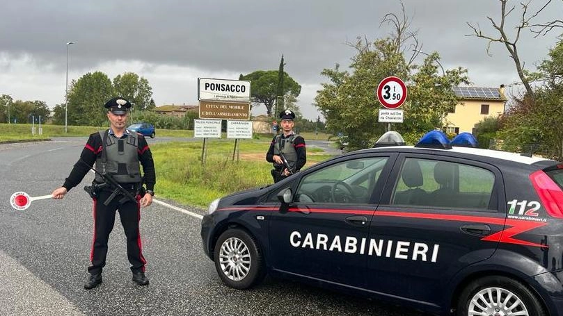 Una pattuglia dei carabinieri della stazione di Ponsacco durante uno dei controlli che quotidianamente vengono messi in atto sul territorio