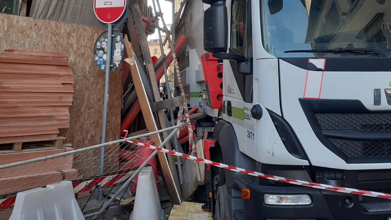 Camion contro l'impalcatura in via del Melarancio, sul posto la polizia municipale. La strada è rimasta chiusa per consentire le operazioni di messa in sicurezza Camion contro l'impalcatura in via del Melarancio, sul posto la polizia municipale. La strada è rimasta chiusa per consentire le operazioni di messa in sicurezza