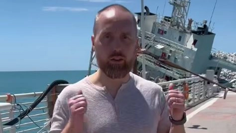 Il vice sindaco di Massa Andrea Cella davanti alla Guang Rong. Cella assicura che entro i primi di settembre saranno concluse le operazioni propedeutiche alla rimozione che comincerà al termine della stagione balneare Il vice sindaco di Massa Andrea Cella davanti alla Guang Rong. Cella assicura che entro i primi di settembre saranno concluse le operazioni propedeutiche alla rimozione che comincerà al termine della stagione balneare