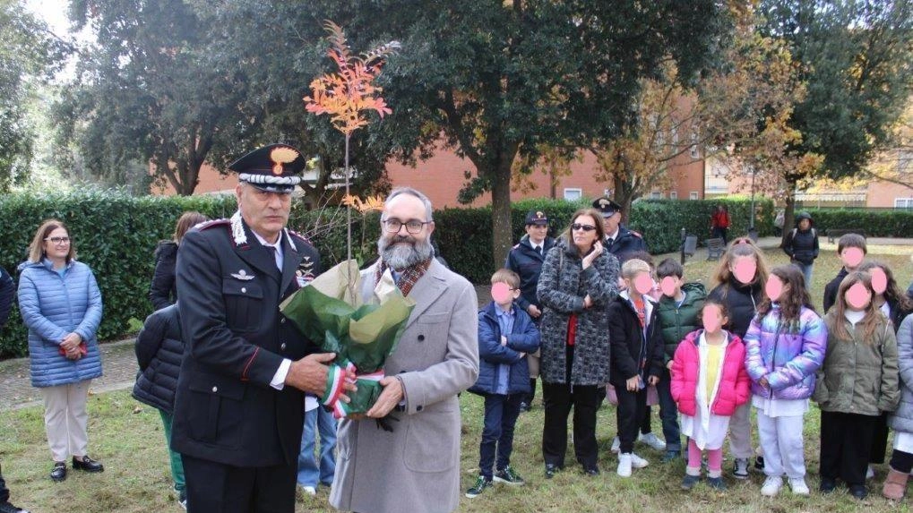 Il comandante dei Forestali Lopez e l’assessore Grohmann durante la Giornata degli alberi al Comprensivo 6 Il comandante dei Forestali Lopez e l’assessore Grohmann durante la Giornata degli alberi al Comprensivo 6