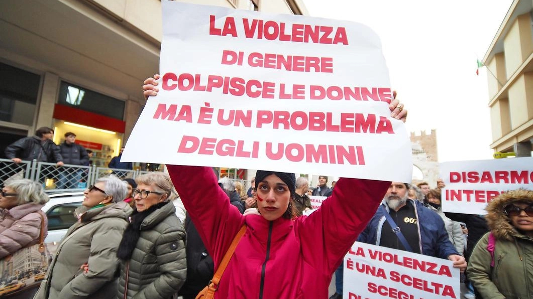Nella lista delle emergenze sociali c’è anche la violenza di genere che, purtroppo, non accenna a diminuire (foto d’archivio) Nella lista delle emergenze sociali c’è anche la violenza di genere che, purtroppo, non accenna a diminuire (foto d’archivio)