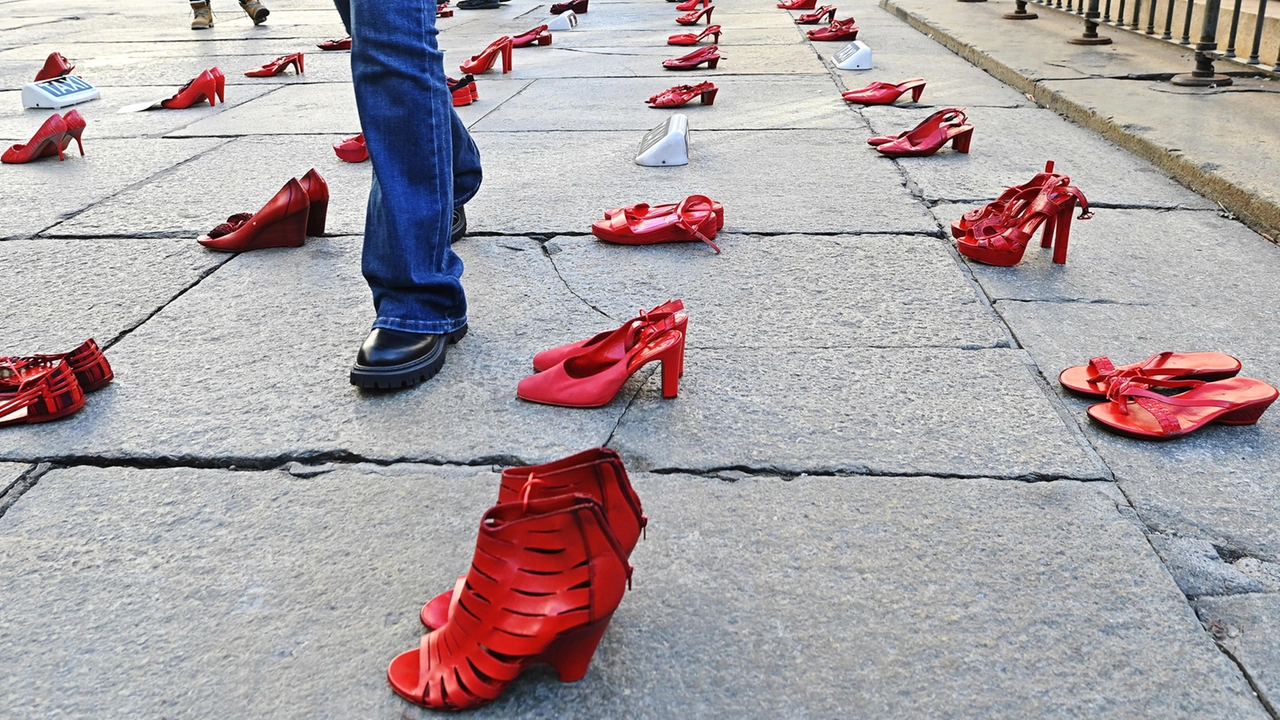 Scarpe rosse, simbolo del no alla violenza contro le donne Scarpe rosse, simbolo del no alla violenza contro le donne