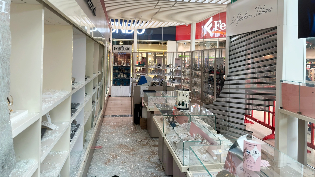 La gioielleria svaligiata all'interno del centro commerciale (Foto Germogli)