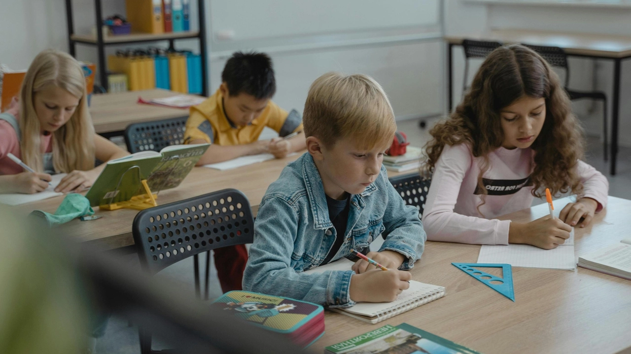 Bambini in classe alle elementari in una foto d’archivio. La scuola De Amicis è il secondo plesso della primaria a Poggio.