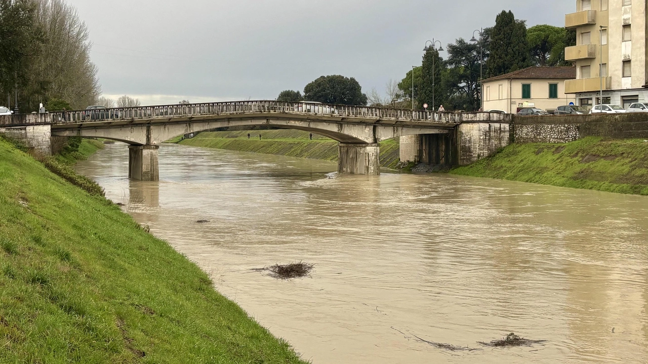 Il ponte Napoleonico sull’Era ieri mattina durante le ore di piena. Sotto, l’esondazione a Ponsacco Il ponte Napoleonico sull’Era ieri mattina durante le ore di piena. Sotto, l’esondazione a Ponsacco