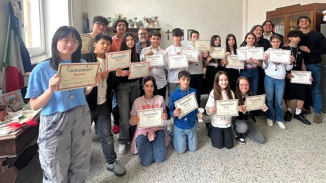 L’insieme degli alunni premiati al concorso. Con loro, preside e docenti L’insieme degli alunni premiati al concorso. Con loro, preside e docenti