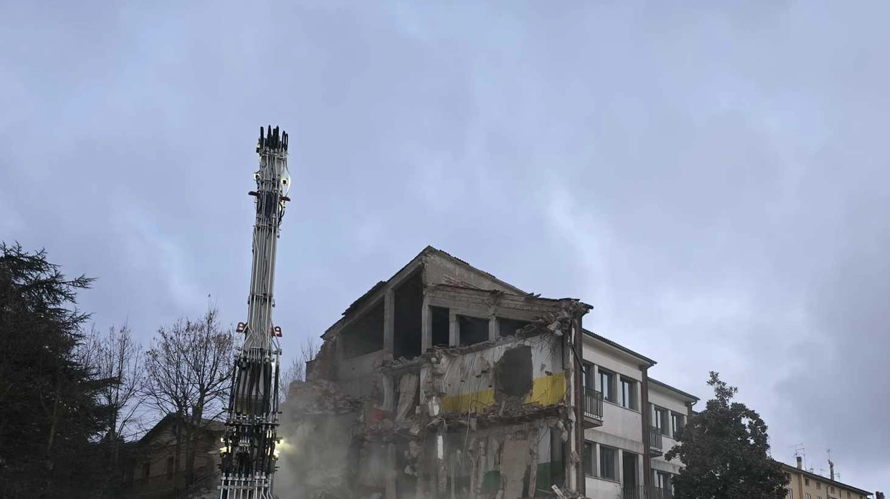 La demolizione dell’ex edificio delle scuole, dove sarà realizzata un’area di sosta a raso, che potrà ospitare 120 auto, senza pagamento di ticket La demolizione dell’ex edificio delle scuole, dove sarà realizzata un’area di sosta a raso, che potrà ospitare 120 auto, senza pagamento di ticket