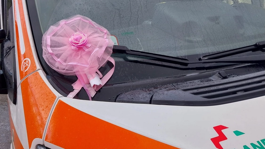Il fiocco rosa sull'ambulanza della Pubblica Assistenza di Porto Azzurro