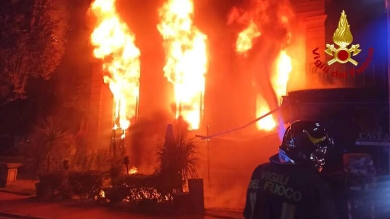Le fiamme che escono dalle finestre del Principe la notte del rogo Le fiamme che escono dalle finestre del Principe la notte del rogo