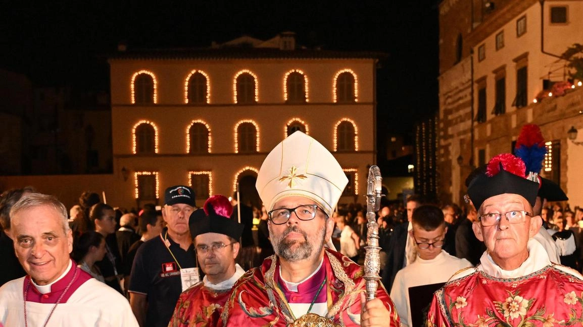 Una passata edizione della Luminara di Santa Croce (foto Alcide) Una passata edizione della Luminara di Santa Croce (foto Alcide)