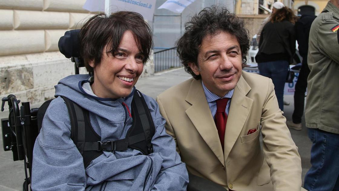 Laura Santi: la battaglia e l’addio. Lunedì il suicidio assistito in casa: "Era serena, oggi lo sono anch’io" Laura Santi: la battaglia e l’addio. Lunedì il suicidio assistito in casa: "Era serena, oggi lo sono anch’io"
