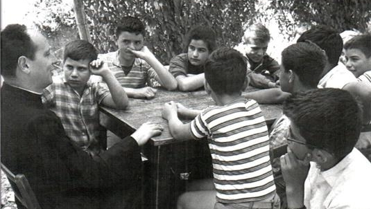 La foto di don Milani con i suoi alunni sulla copertina di 'E tu, piccola Barbiana'