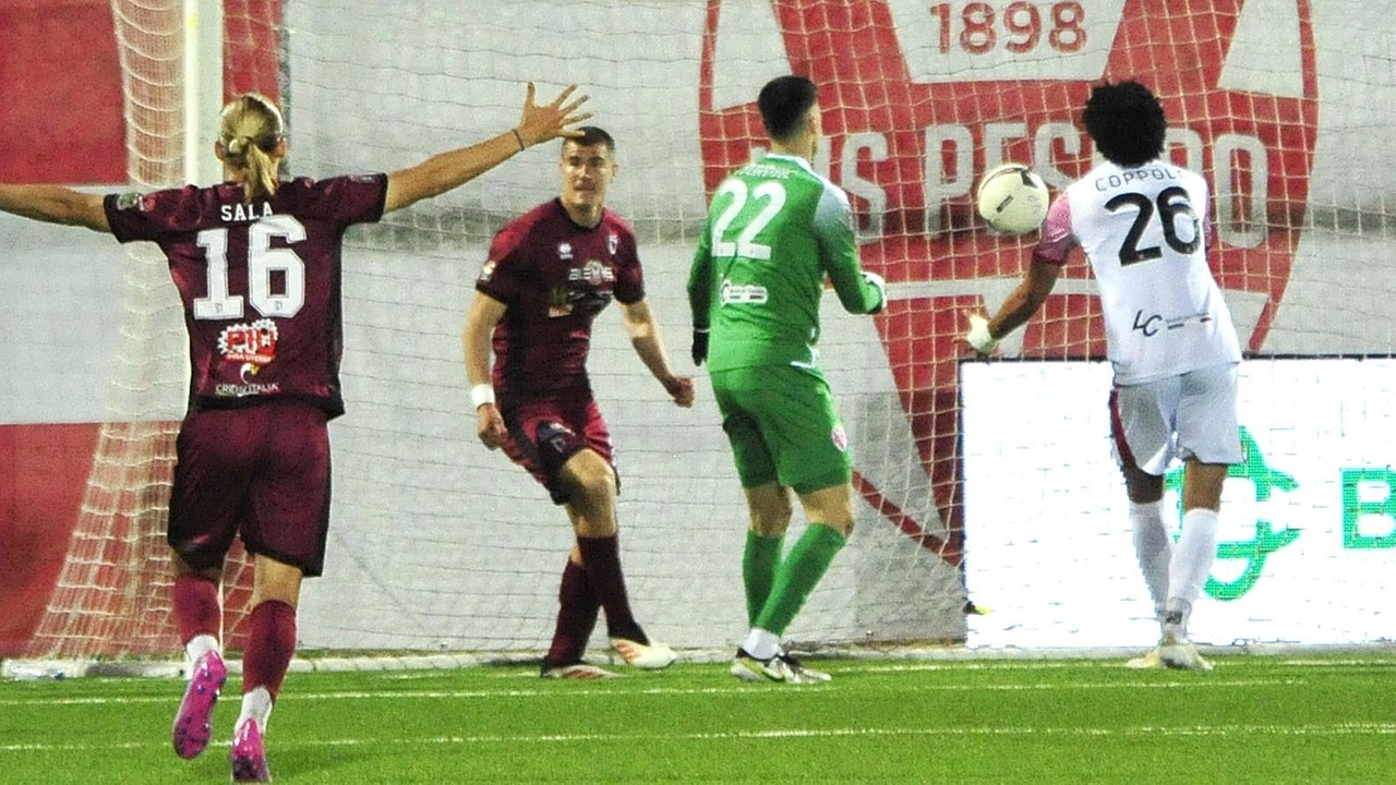 Il Pontedera vive un'altra eliminazione beffarda nei playoff, con un gol subito a 30 secondi dalla fine contro la Vis Pesaro. Il Pontedera vive un'altra eliminazione beffarda nei playoff, con un gol subito a 30 secondi dalla fine contro la Vis Pesaro.
