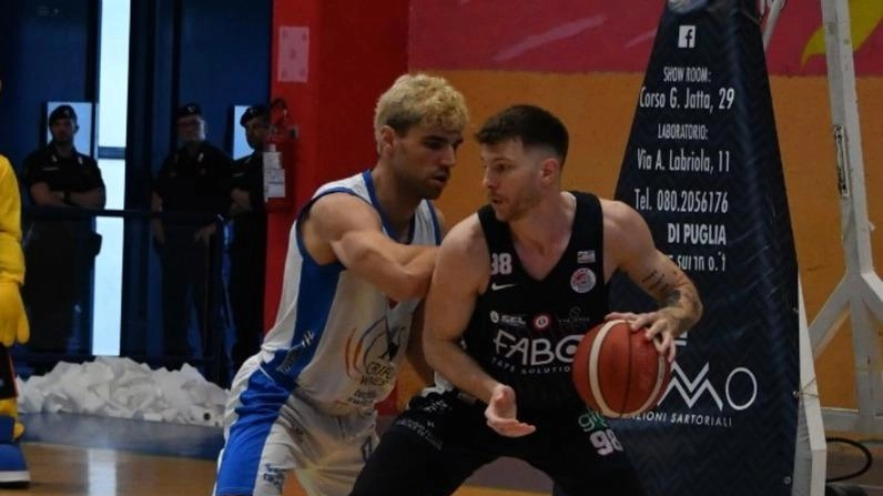 Alessandro Paesano in uno scontro in post contro l’ex Antonio Lorenzetti. L’ex lungo della Pielle ha giocato una gara-1 decisamente sottotono (Lnp-Ruvo di Puglia) Alessandro Paesano in uno scontro in post contro l’ex Antonio Lorenzetti. L’ex lungo della Pielle ha giocato una gara-1 decisamente sottotono (Lnp-Ruvo di Puglia)