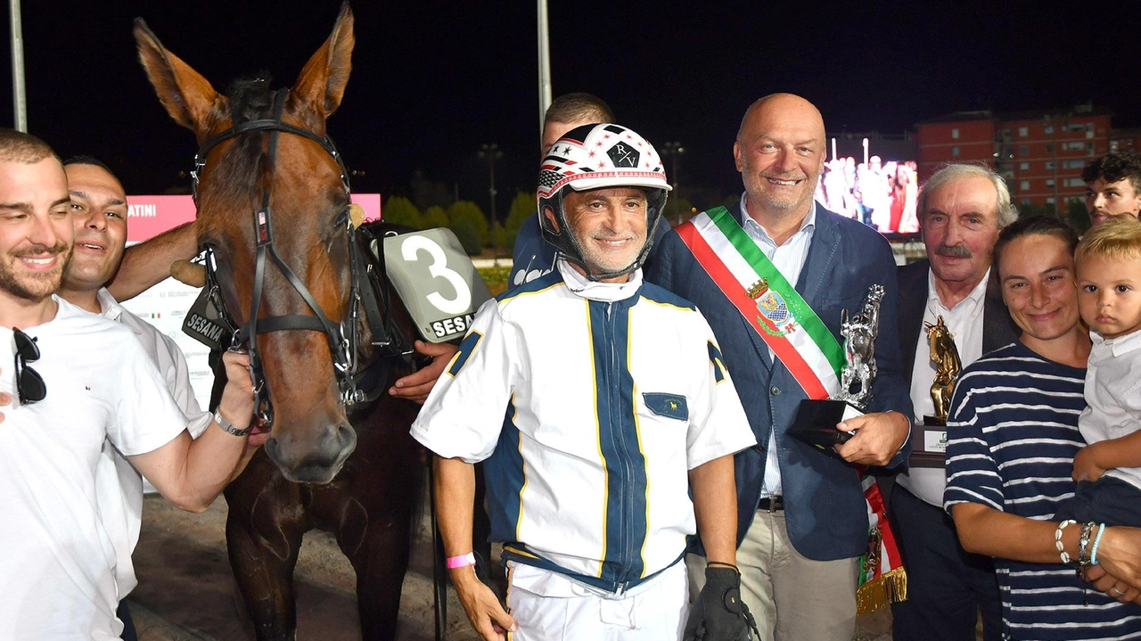 La giuria esclude dalla finale il favorito per un dubbio danneggiamento. Nella finalissima vittoria netta fra gli applausi di un ippodromo sold out. La giuria esclude dalla finale il favorito per un dubbio danneggiamento. Nella finalissima vittoria netta fra gli applausi di un ippodromo sold out.