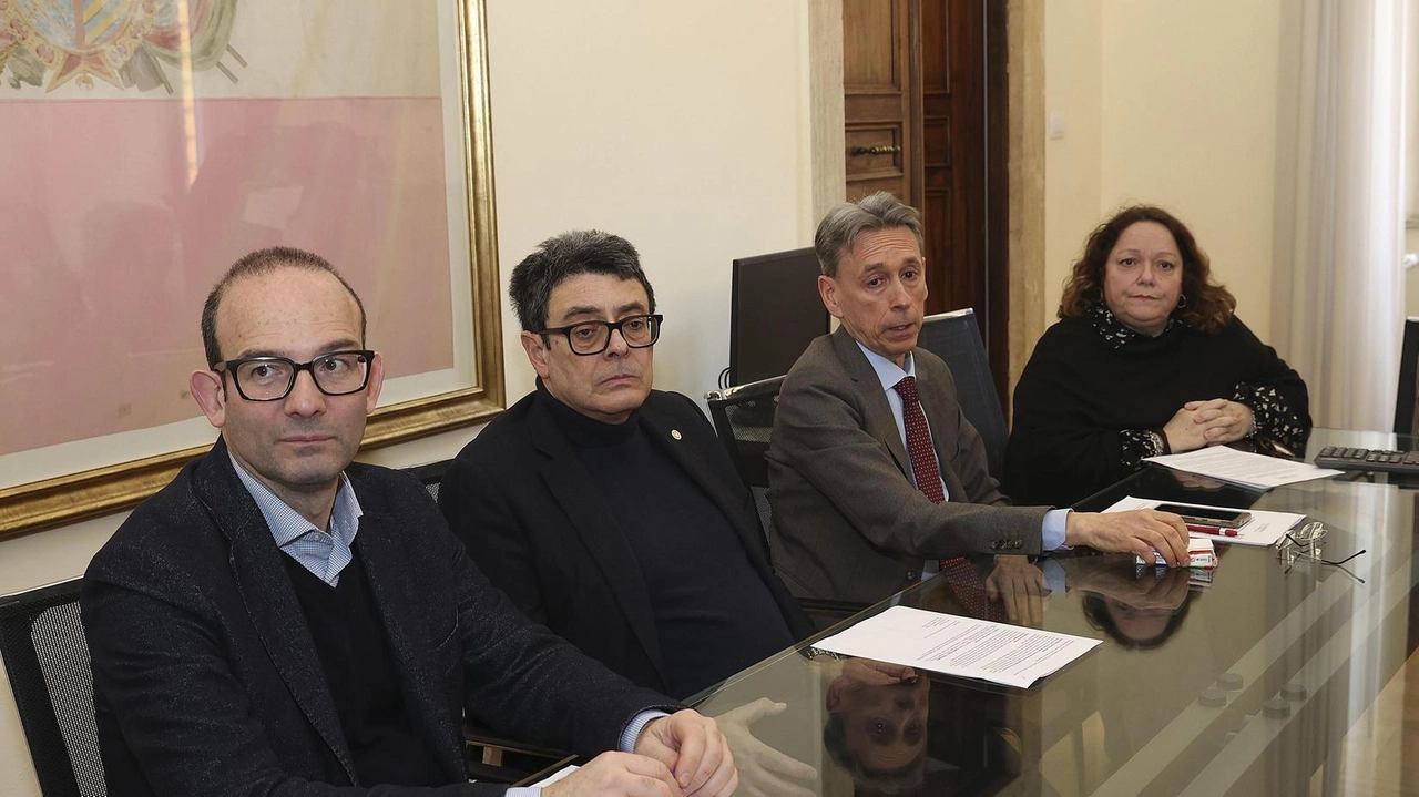 Le ’lezioni d’Europa’ sono state presentate dal rettore Roberto Di Pietra con i professori Massimiliano Montini, Daniele Pasquinucci e Angelita Campriani Le ’lezioni d’Europa’ sono state presentate dal rettore Roberto Di Pietra con i professori Massimiliano Montini, Daniele Pasquinucci e Angelita Campriani