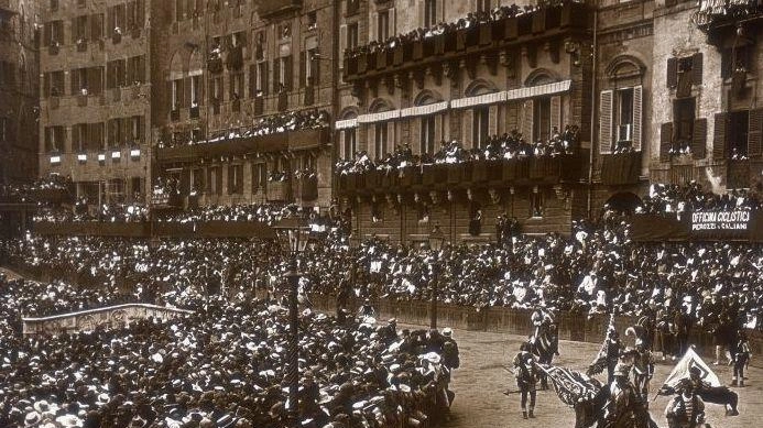 Domani con La Nazione uno scatto del Corteo storico anni ’20 Domani con La Nazione uno scatto del Corteo storico anni ’20