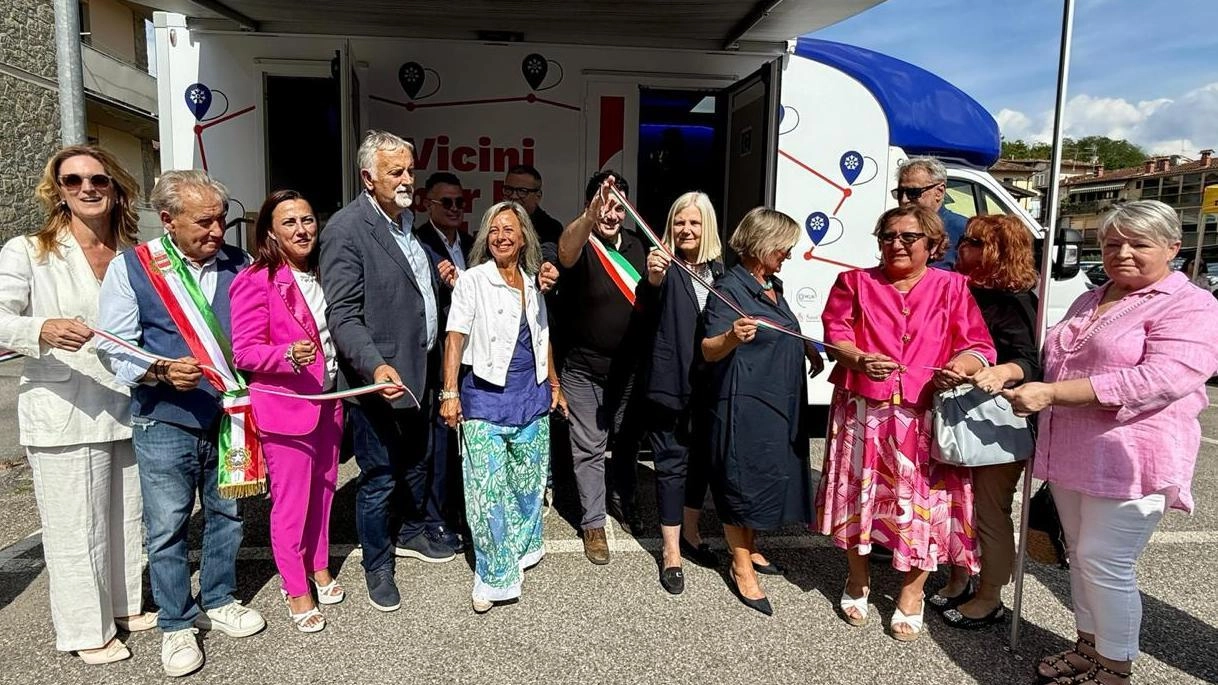 Le autorità durante l’inaugurazione dell’unità mobile oncologica in Casentino