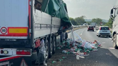 Un'immagine dell'incidente accaduto all'altezza di Attigliano sull'A1 Un'immagine dell'incidente accaduto all'altezza di Attigliano sull'A1