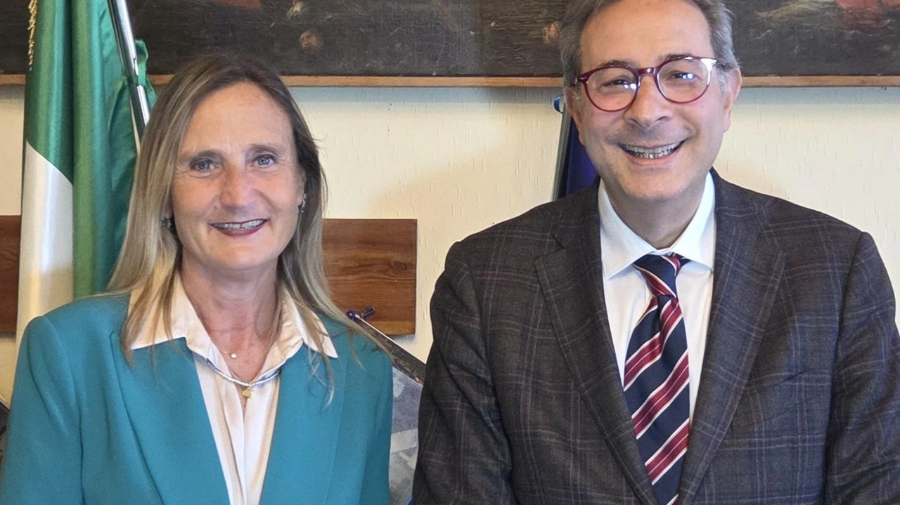 Il nuovo questore Bianca Venezia. con il prefetto Guido Aprea nel suo primo incontro ufficiale. «Massima collaborazione con le istituzioni e le altre forze di polizia» Il nuovo questore Bianca Venezia. con il prefetto Guido Aprea nel suo primo incontro ufficiale. «Massima collaborazione con le istituzioni e le altre forze di polizia»