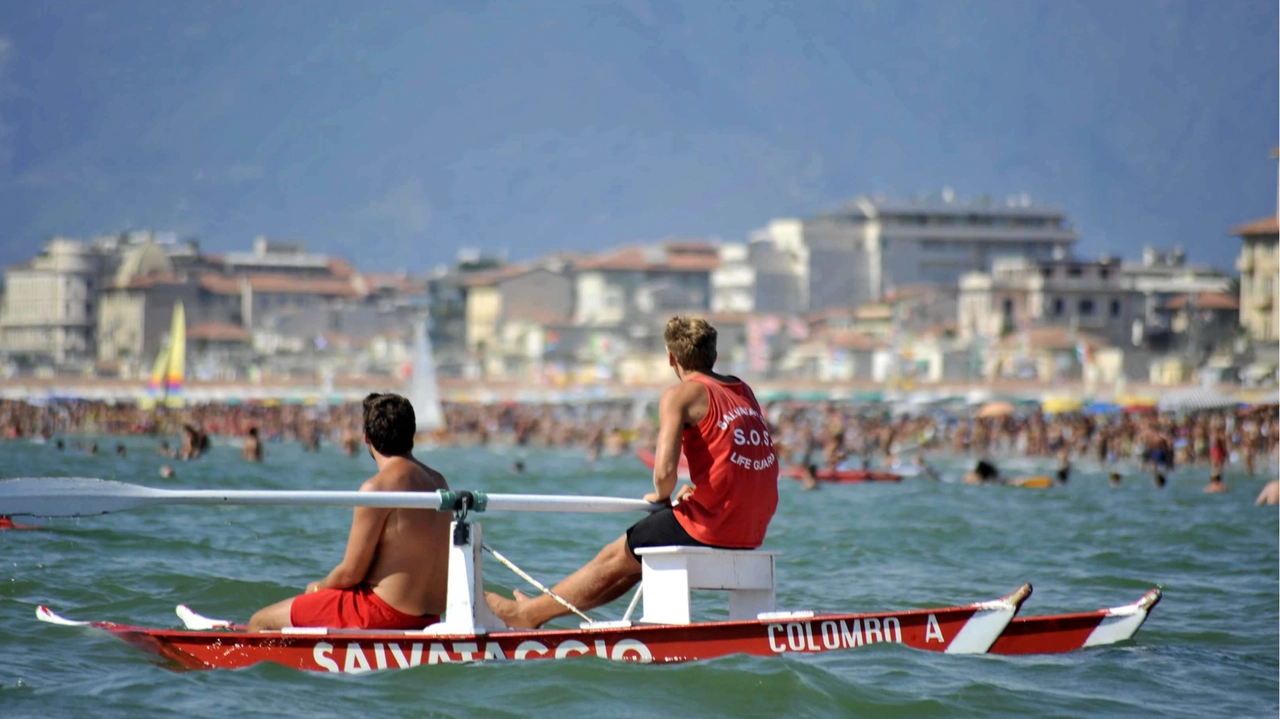 Bufera di polemiche e protesta sulla norma, tanto discussa, che ha imposto, dal 17 maggio, l’obbligo di sorveglianza sulle spiagge Bufera di polemiche e protesta sulla norma, tanto discussa, che ha imposto, dal 17 maggio, l’obbligo di sorveglianza sulle spiagge