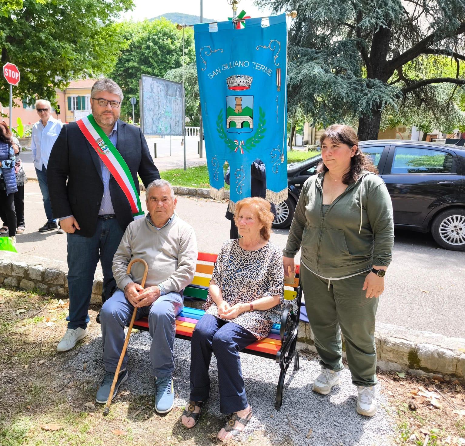 San Giuliano Terme: installata una panchina per ricordare Monica Mancioppi San Giuliano Terme: installata una panchina per ricordare Monica Mancioppi