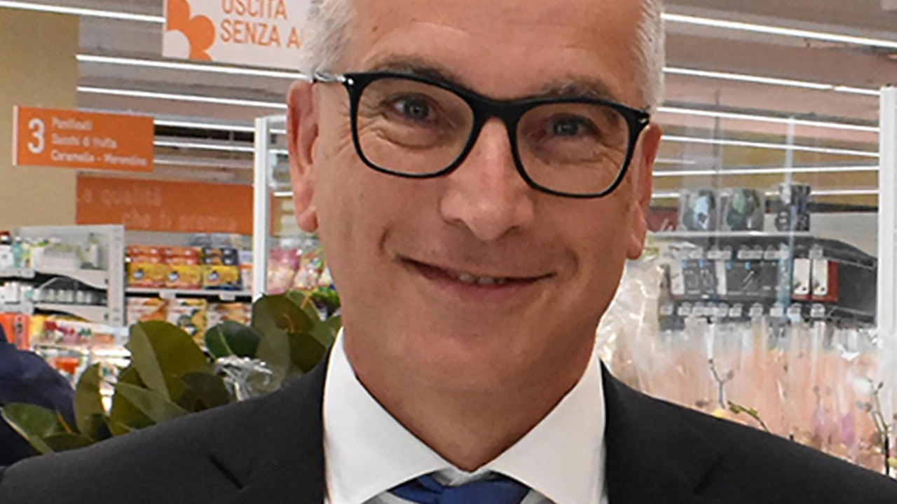 Paolo Degli Innocenti, socio Conad a Grosseto, lancia l'iniziativa "più Buoni per te" per aiutare le famiglie in difficoltà: ogni 50 euro di spesa, 20 euro in buoni da utilizzare successivamente. Valido fino a mercoledì nei quattro punti vendita della zona. Paolo Degli Innocenti, socio Conad a Grosseto, lancia l'iniziativa "più Buoni per te" per aiutare le famiglie in difficoltà: ogni 50 euro di spesa, 20 euro in buoni da utilizzare successivamente. Valido fino a mercoledì nei quattro punti vendita della zona.
