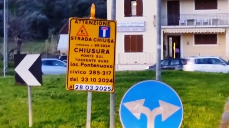 Ecco come sono stati corretti i cartelli che annunciano la chiusura del ponte sulla Bure Ecco come sono stati corretti i cartelli che annunciano la chiusura del ponte sulla Bure