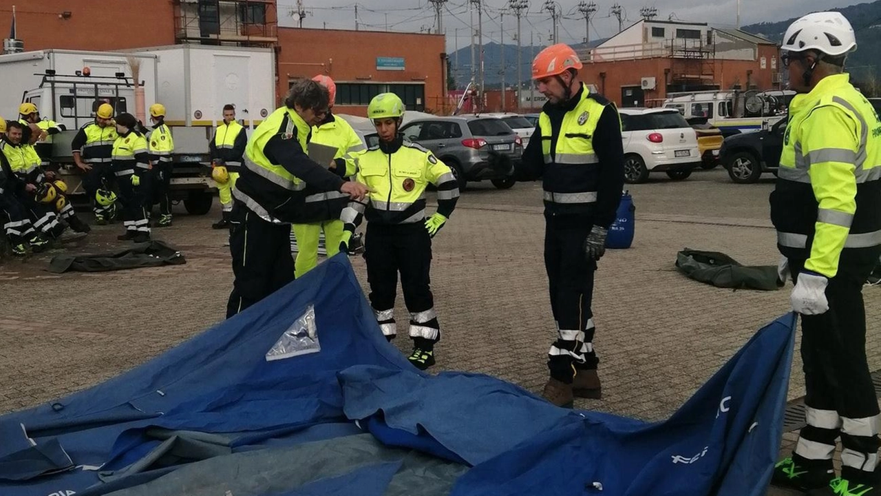 Un’esercitazione dei volontari al polo di protezione civile di Santo Stefano